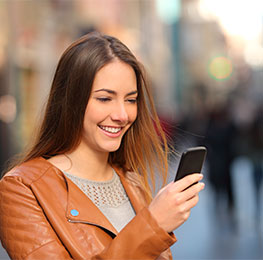 chica viendo una promocion en su celular