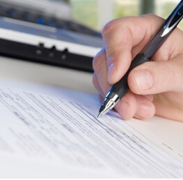 persona rellenando un formulario