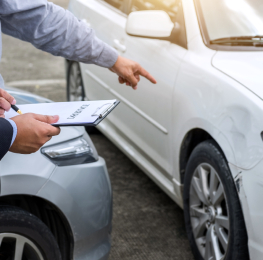 personas revisando los daños de un auto